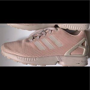 🚨🔥Womens Adidas size 5🔥🚨